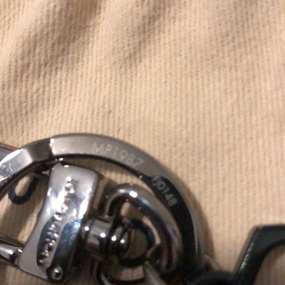 Louis Vuitton upside down lv keyring/bagcharm - Picture 4 of 4